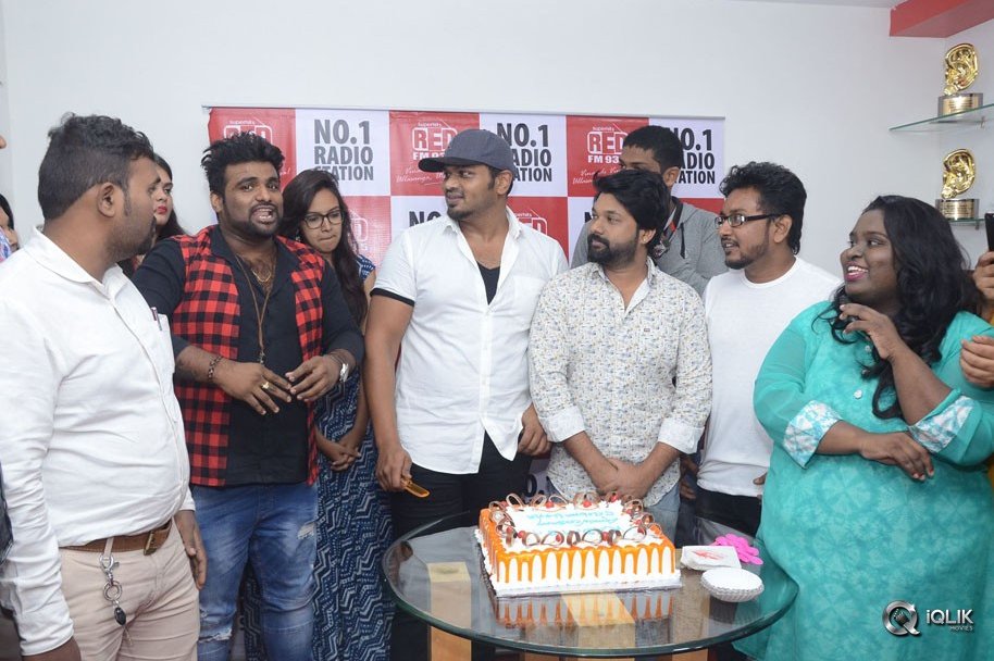 Manchu-Manoj-at-Redfm-For-Okkadu-Migiladu-Movie-Promotions